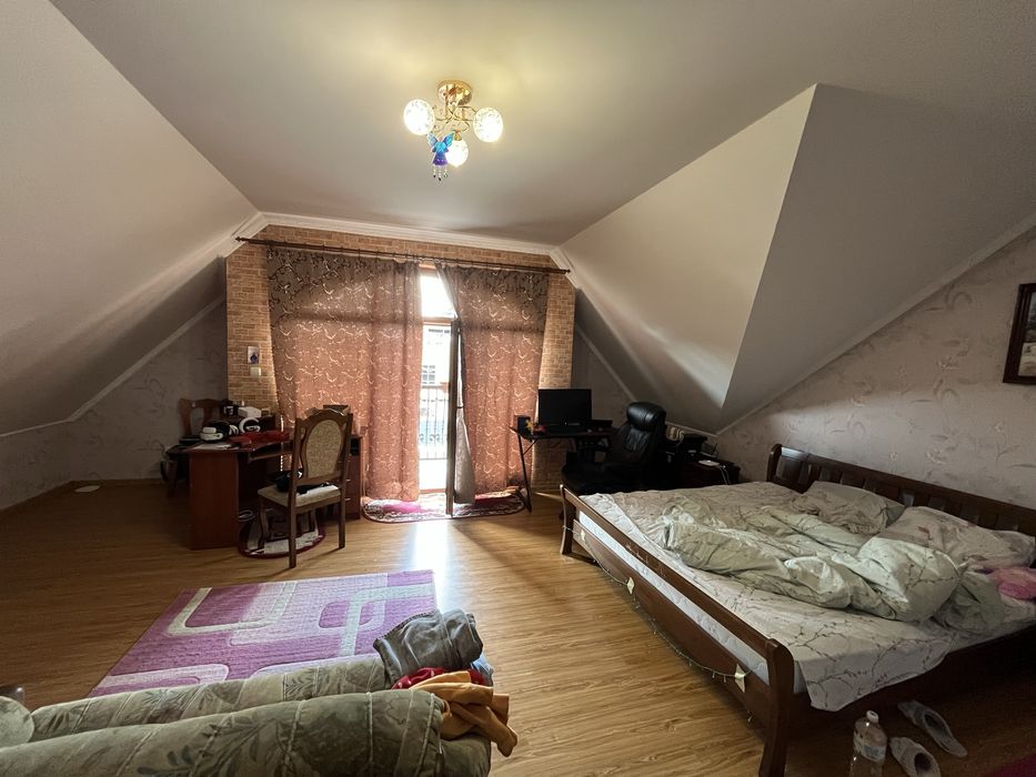 Продам будинок 412 м2 приват ділянка 18 сот Берегово вул. Чігосуг 14