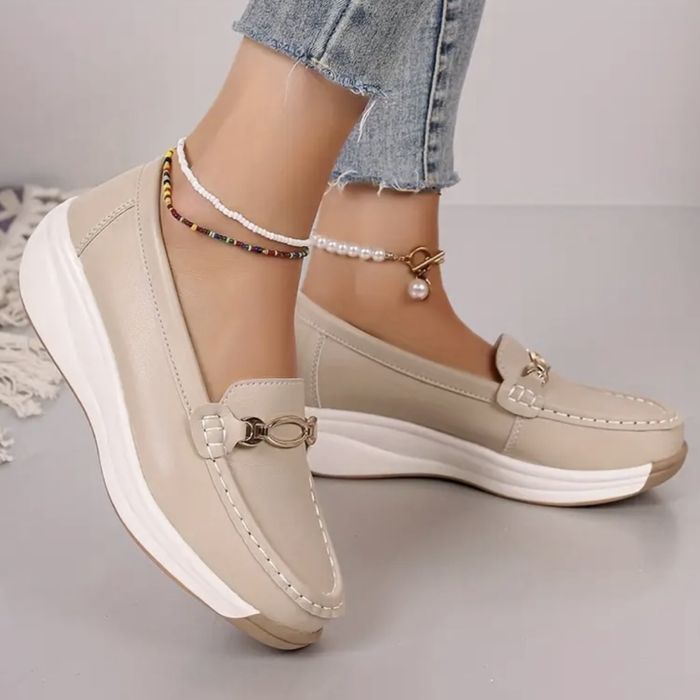 Жіночі бежеві мокасини/сліпони зі штучної шкіри з металевою фурнітурою