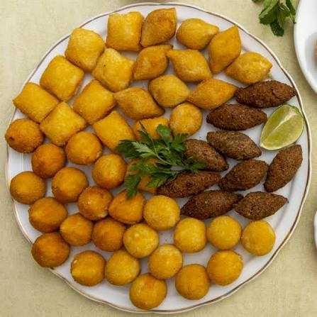 Salgados variados deliciosos fritos ou congelados