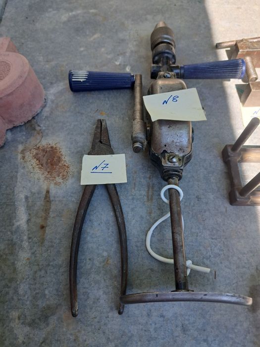 Разводные ключи, струбцины, дрели, плоскогубцы.