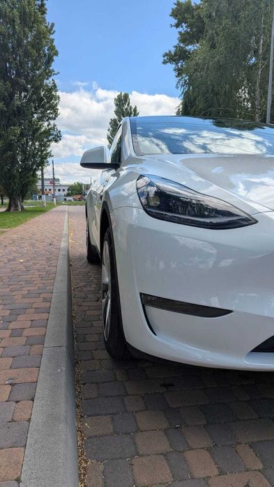 Продаж автомобіля Tesla Model Y 2023 року