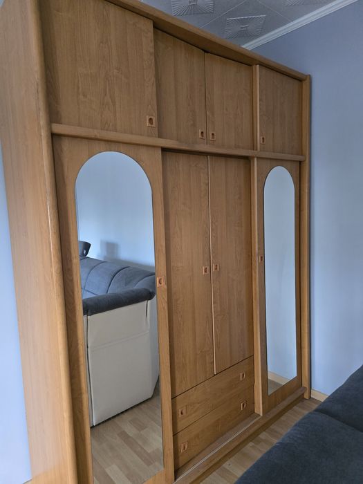 Komplet mebli: szafa z lustrem + komoda – stan bardzo dobry