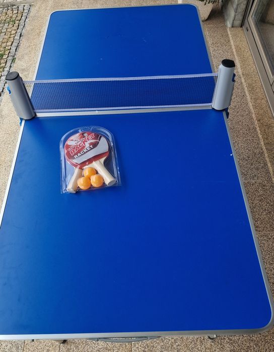 mini mesa de ténis de mesa dobrável azul, compacta e portátil, ideal para espaços reduzidos.
