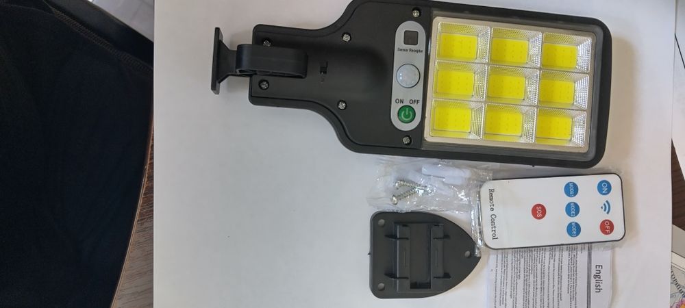 Вуличний ліхтар на сонячній батареї з датчиком руху.