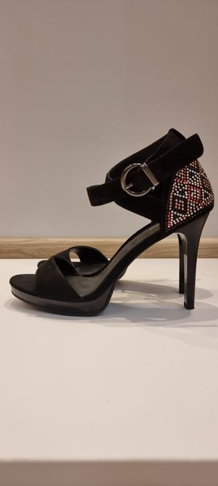 Sandałki na obcasie