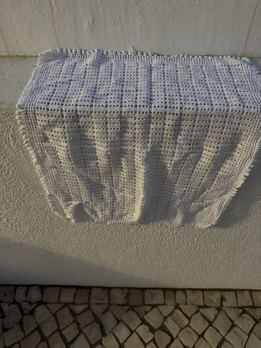 Conjunto de napron e caminho de mesa bordados em renda