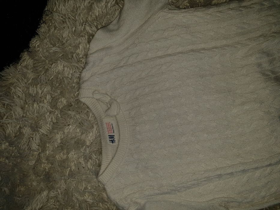 Kremowy sweterek z kokardą