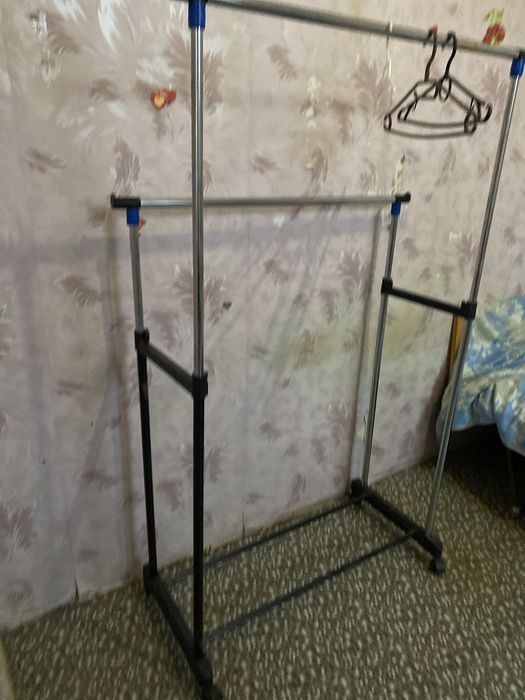 Вешалка для вещей на колёсах