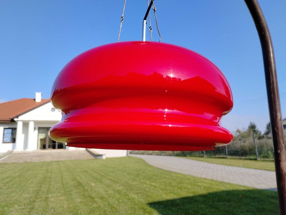 Stara duża lampa sufitowa czerwona.