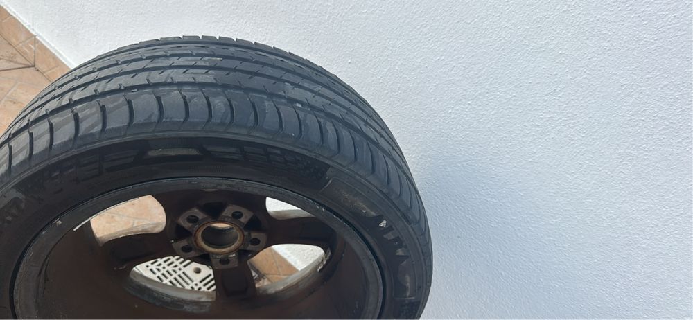 Vendo 2 Pneus 235/45ZR17 em bom estado