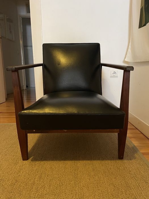 Par de poltronas vintage em madeira maciça estilo mid-century
