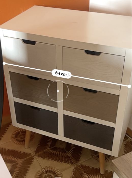 Pequeno móvel de madeira com 6 gavetas