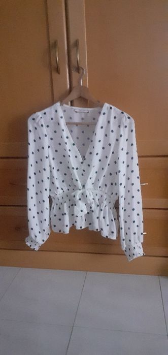 Blusa branca C/ bolas pretas ( Guess) C/ Nova