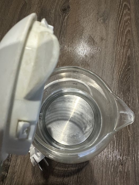 Електрочайник білий