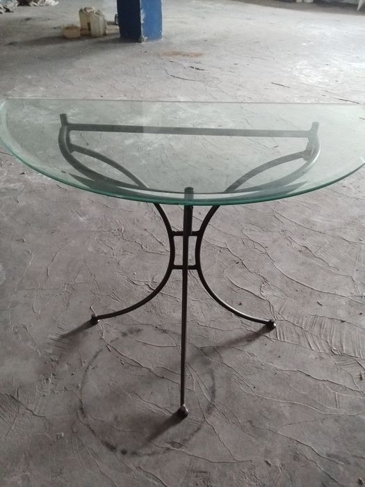 Mesa de entrada e uma de sala em bom estado