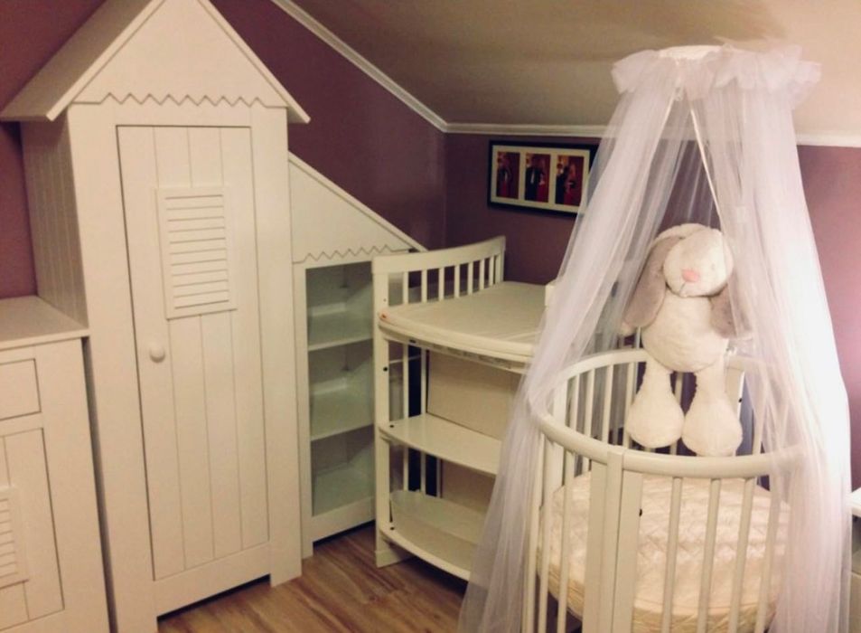 Przewijak Stokke z pojemnymi organizerami. Białe drewno.