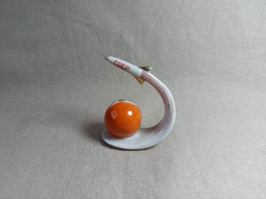 Фарфоровая статуэтка земля и ракета первый спутник