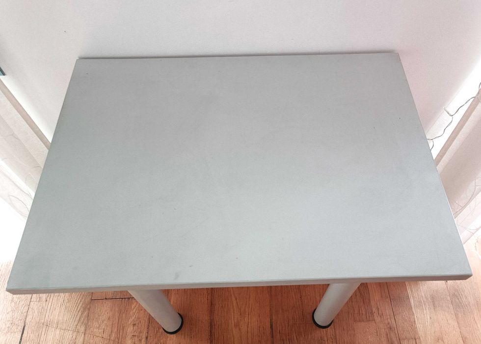 Pequena mesa de apoio cinzenta