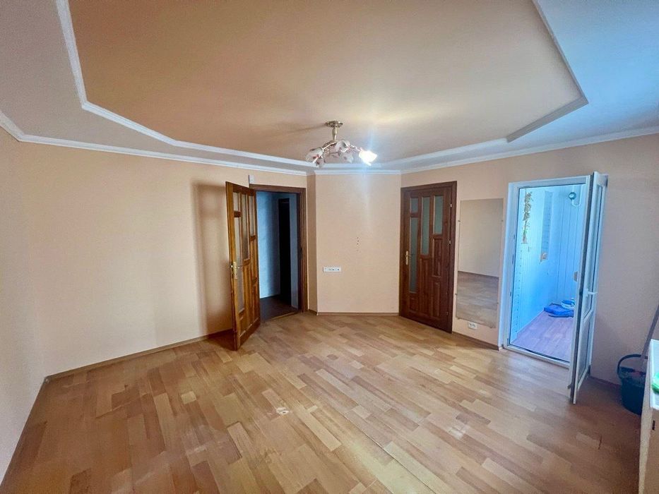 Продається 2-кімнатна квартира в самому центрі міста. Чортків