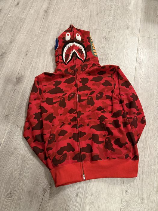 Czerwona bluza bape