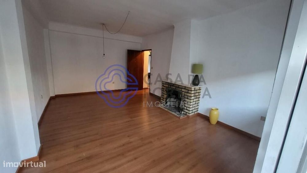 Apartamento T3, com 97 m2 de área útil e 110 m2 de área bruta, zona ce