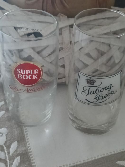 Copos e pequena caneca colecionáveis