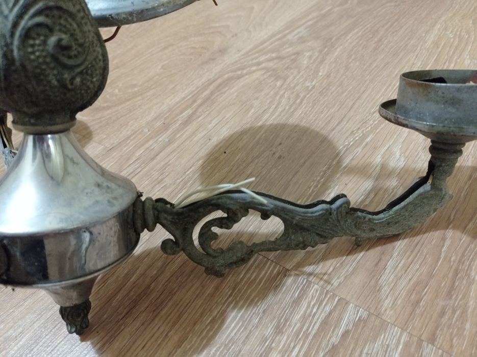 Люстра на три плафона.