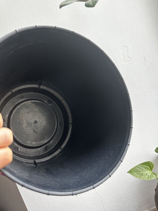 Duża czarna plastikowa doniczka na kwiatka srednica 25 cm; wys 21,9 cm