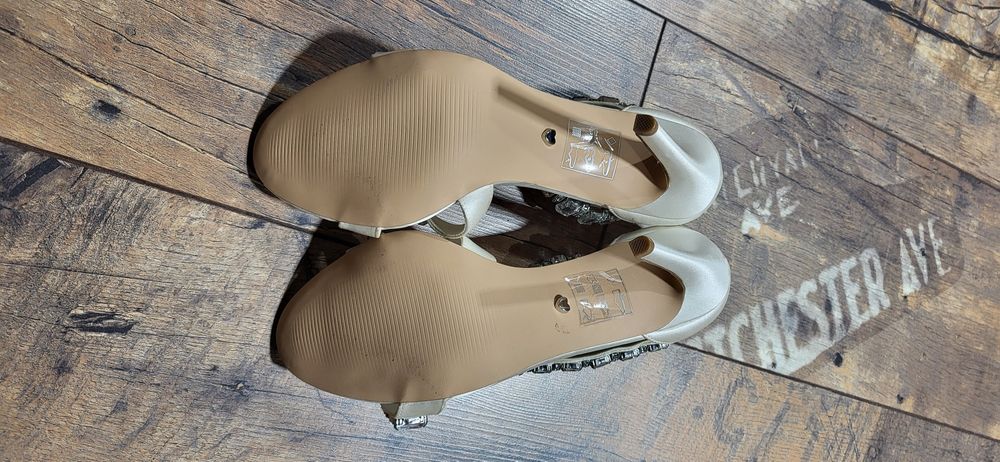 Asos angielskie szpilki sandały diamenty kamienie satynowe białe 40