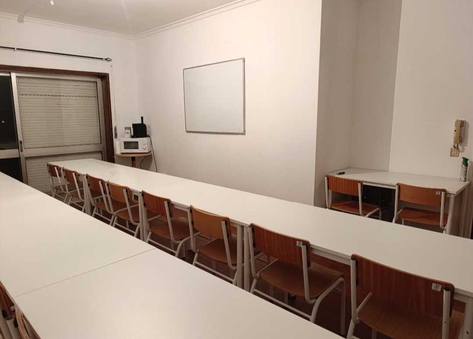 Mesas e cadeiras de sala de aula