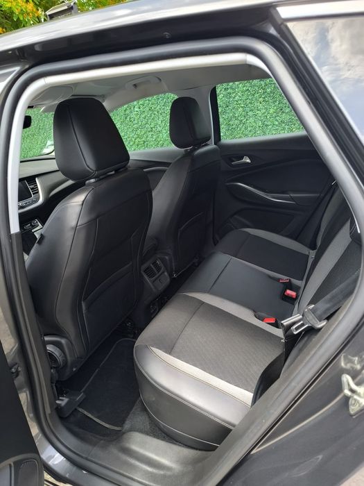 Opel grandland x phev plug-in — photo 5