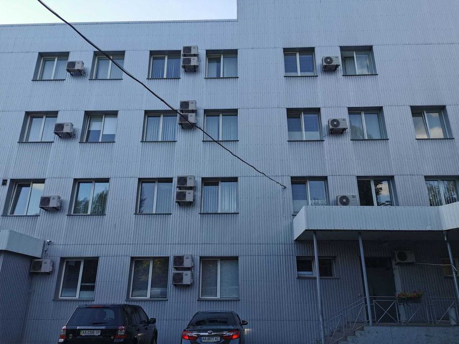Окремо розташована офісно-складська будівля 4920 м²