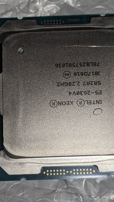 Processador Intel Xeon E5-2630 v4, um modelo de nível profissional (servidor/workstation)