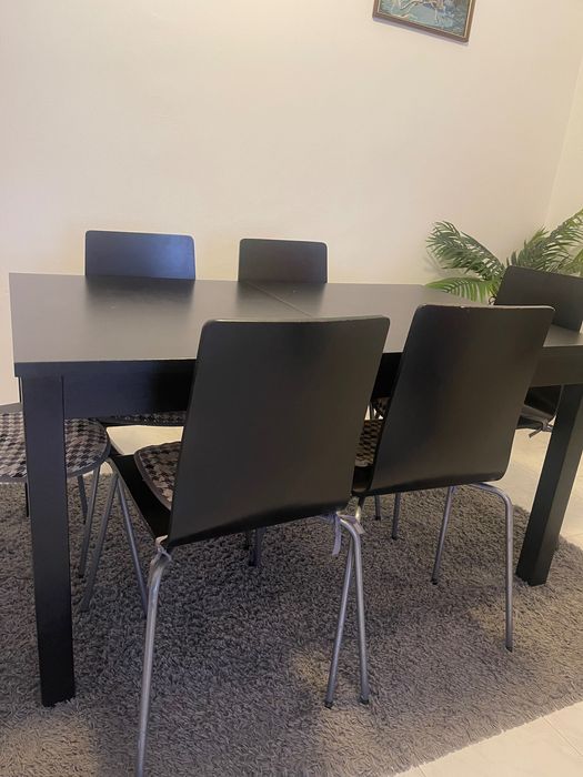 Mesa de jantar extensível preta, e em bom estado