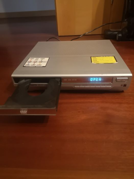 DVD Sanyo com sistema de som 5.1