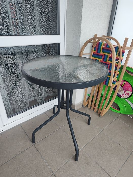 Stolik metalowy z szklanym blatem .