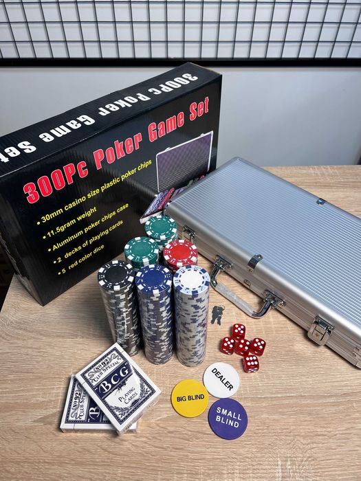 Якісний набір для гри в покер(300 фішок, 2 колоди карт,кейс,5 кубиків)