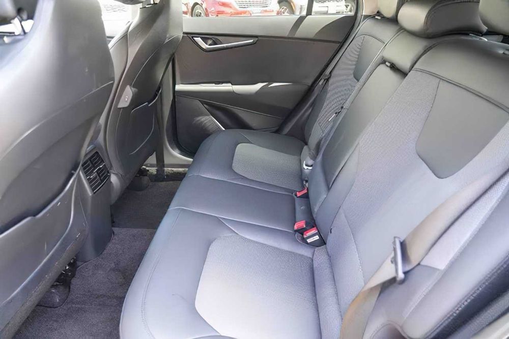 Kia Niro EX Hybrid      2023