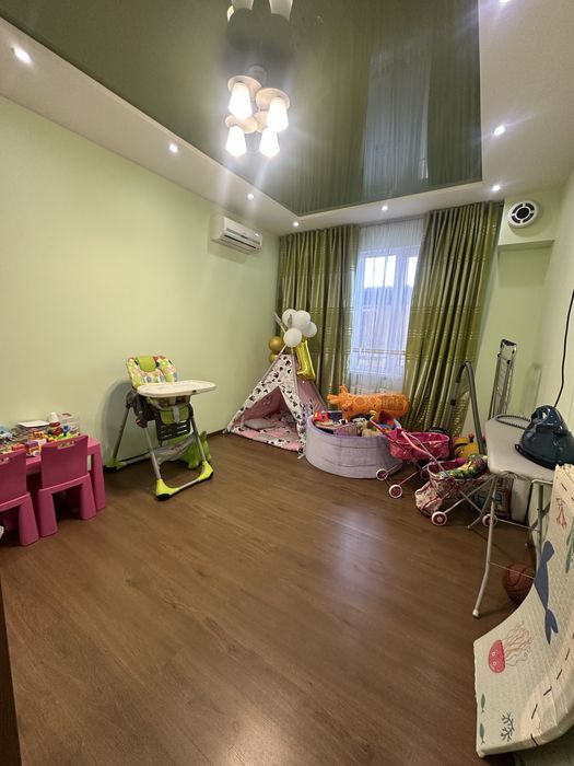 Продається чудовий будинок з басейном