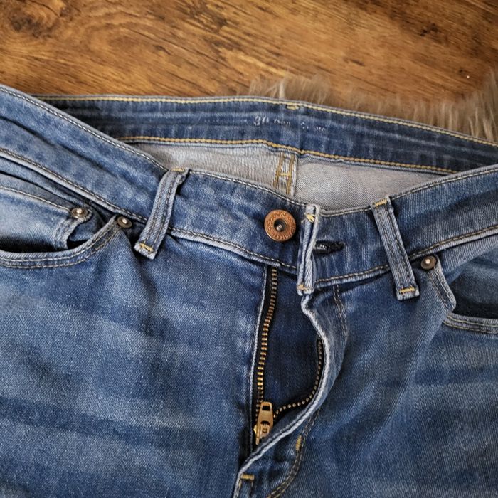 Granatowe spodnie męskie niebieskie jeansy proste Levis XS 34