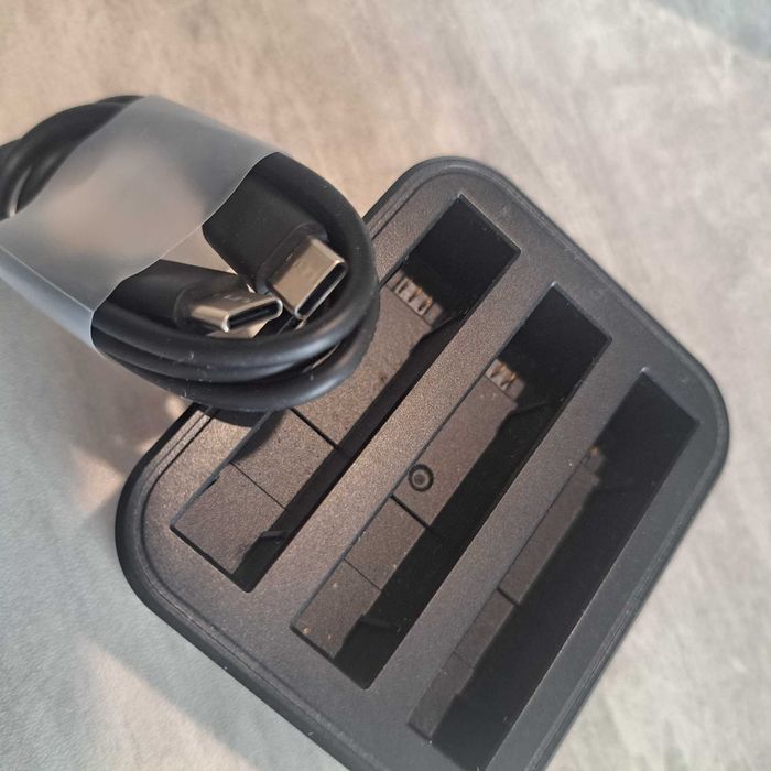 Insta360 x3 Fast Charge Hub (хаб зарядний). Ще є селфі стік і тринога