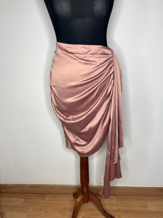 Satynowa spódnica mini z wiązaniem mokka asymetryczna missguided 48