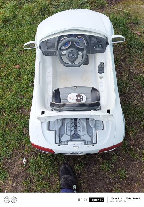 Дитячий електро автомобіль