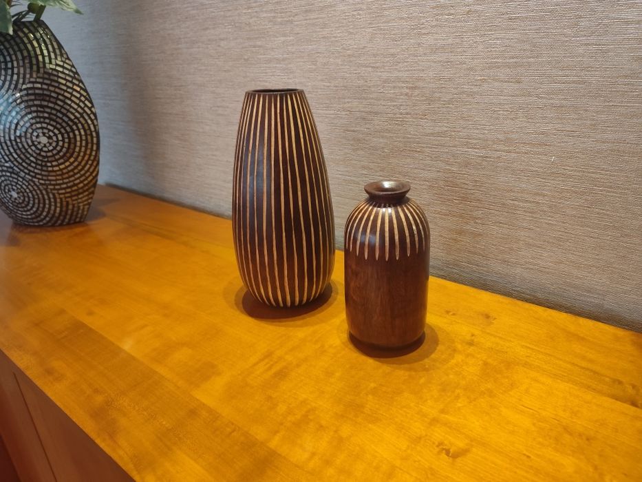 Conjunto de 2 Jarras Decorativas em Madeira - Design Único