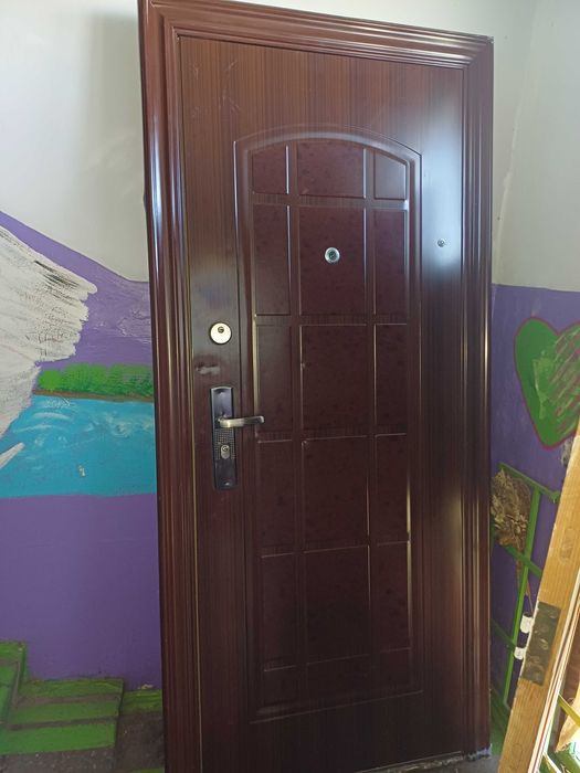 Вхідні броньовані двері