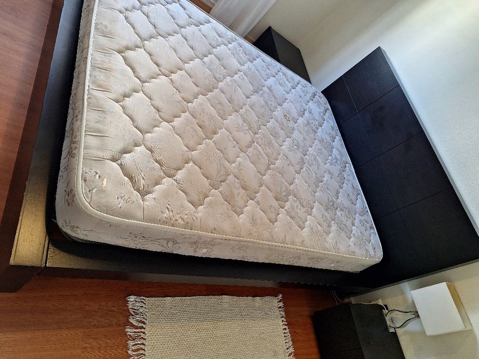 Cama e duas mesas de cabeceira