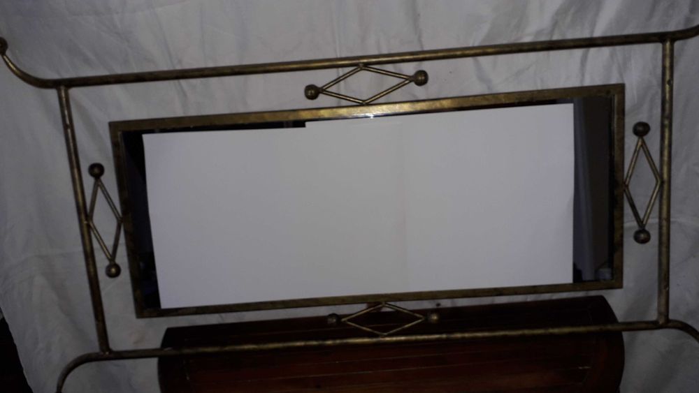 Metalowy  stolik konsola z lustrem do powieszenia na  ścianę