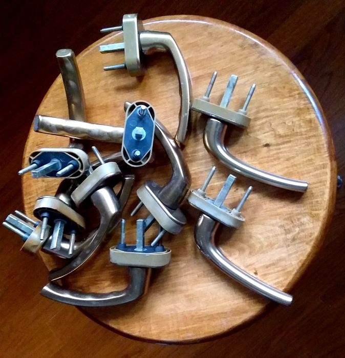 Ручки віконні металеві .