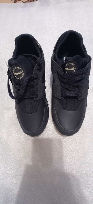 Кросівки нові чорні.