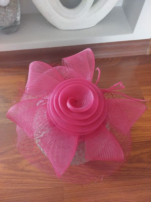 Fascynator ozdoba na głowę na opasce Kolor fuksja